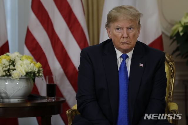 [런던=AP/뉴시스]북대서양조약기구(NATO·나토) 정상회의 참석차 런던을 방문 중인 도널드 트럼프 미국 대통령이 3일(현지시간) 영국 런던의 윈필드 하우스에서 에마뉘엘 마크롱 프랑스 대통령과 회동해 그의 발언을 듣고 있다. 2019.12.04.