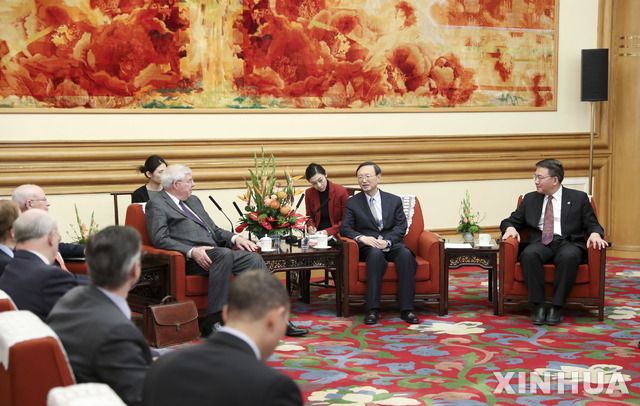 [베이징=신화/뉴시스] 중국공산당 외교 담당 정치국원인 양제츠 중앙외사공작위원회 판공실 주임이 3일 베이징에서 미국 대외정책이사회(AFPC) 대표단을 만나 대화하고 있다. 2019.12.04 