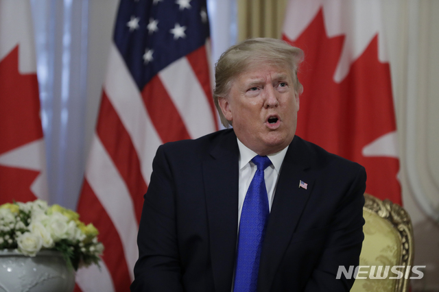 [런던=AP/뉴시스]북대서양조약기구(NATO·나토) 정상회의 참석차 런던을 방문 중인 도널드 트럼프 미국 대통령이 3일(현지시간) 영국 런던의 윈필드 하우스에서 쥐스탱 트뤼도 캐나다 총리와 회동하며 발언하고 있다. 앞서 트럼프 대통령은 기자들에게 "미국이 한국 보호를 위해 막대한 돈을 지출하고 있다"라며 한국이 방위비 분담금을 더욱 증액해야 한다고 촉구했다. 그는 "미군이 한국에 주둔해야 한다면 더욱 공정하게 책임을 분담하는 게 맞다"라고 강조했다. 2019.12.04. 