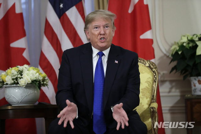[런던=AP/뉴시스]북대서양조약기구(NATO·나토) 정상회의 참석차 런던을 방문 중인 도널드 트럼프 미국 대통령이 3일(현지시간) 영국 런던의 윈필드 하우스에서 쥐스탱 트뤼도 캐나다 총리와 회동하며 발언하고 있다. 앞서 트럼프 대통령은 기자들에게 "미국이 한국 보호를 위해 막대한 돈을 지출하고 있다"라며 한국이 방위비 분담금을 더욱 증액해야 한다고 촉구했다. 그는 "미군이 한국에 주둔해야 한다면 더욱 공정하게 책임을 분담하는 게 맞다"라고 강조했다. 2019.12.04. 