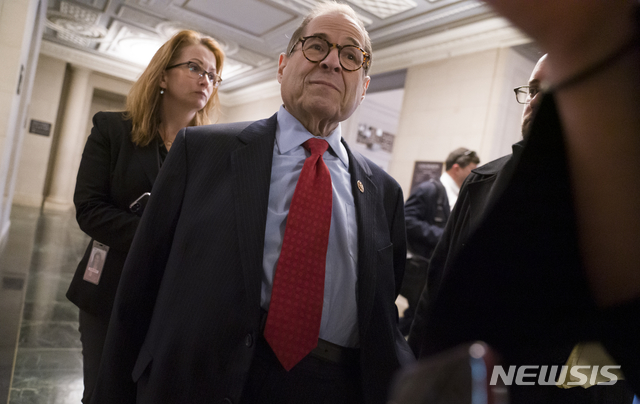 [워싱턴=AP/뉴시스]미 하원 정보위의 도널드 트럼프 미국 대통령 '우크라이나 스캔들' 탄핵조사 보고서 회부로 이젠 하원 법사위가 향후 탄핵조사 '키'를 쥐게 됐다. 사진은 제리 내들러 법사위원장이 3일(현지시간) 의회에서 기자들과 얘기하는 모습. 2019.12.04. 