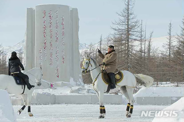 [서울=뉴시스]북한 노동신문은 김정은 국무위원장이 무두봉밀영, 간백산밀영, 대각봉밀영을 비롯한 백두산일대 혁명전적지를 방문했다고 4일 보도했다. (출처=노동신문) 2019.12.04.&nbsp; photo@newsis.com