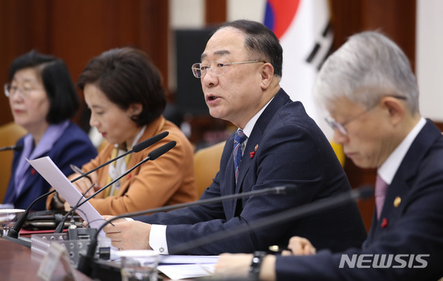 [서울=뉴시스] 김진아 기자 = 홍남기 경제부총리 겸 기획재정부 장관이 4일 서울 종로구 정부서울청사에서 열린 제5차 혁신성장 전략회의에서 모두발언을 하고 있다. 2019.12.04. bluesoda@newsis.com