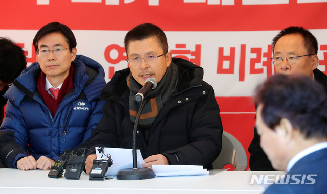 [서울=뉴시스]배훈식 기자 = 황교안 자유한국당 대표가 4일 오전 서울 청와대 분수대 앞 천막에서 열린 최고위원 및 중진의원 연석회의에 참석해 발언하고 있다. 2019.12.04. dahora83@newsis.com