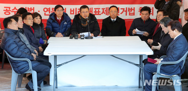 [서울=뉴시스]배훈식 기자 = 황교안 자유한국당 대표가 4일 오전 서울 청와대 분수대 앞 천막에서 열린 최고위원 및 중진의원 연석회의에 참석해 발언하고 있다. 2019.12.04. dahora83@newsis.com