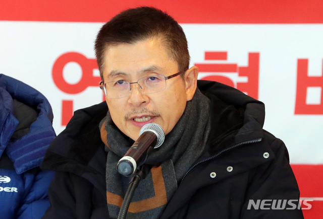 [서울=뉴시스]배훈식 기자 = 황교안 자유한국당 대표가 4일 오전 서울 청와대 분수대 앞 천막에서 열린 최고위원 및 중진의원 연석회의에 참석해 발언하고 있다. 2019.12.04.&nbsp; dahora83@newsis.com