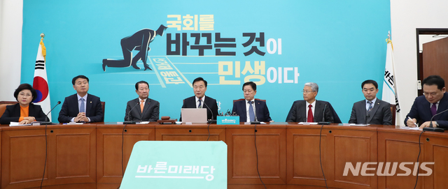 [서울=뉴시스]김명원 기자 = 손학규 바른미래당 대표가 4일 오전 서울 여의도 국회 바른미래당 회의실에서 열린 제176차 최고위원회의 및 제11차 중진의원 연석회의에서 현안 관련 모두발언을 하고 있다. 2019.12.04. kmx1105@newsis.com