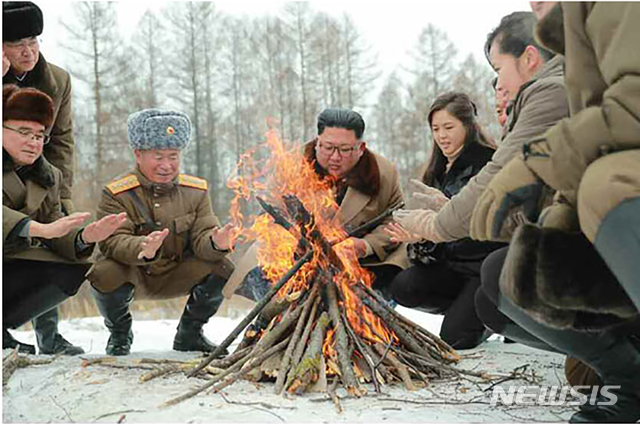 [서울=뉴시스]북한 노동신문은 김정은 국무위원장이 청봉숙영지를 방문했다고 4일 보도했다. (출처=노동신문) 2019.12.04.  photo@newsis.com