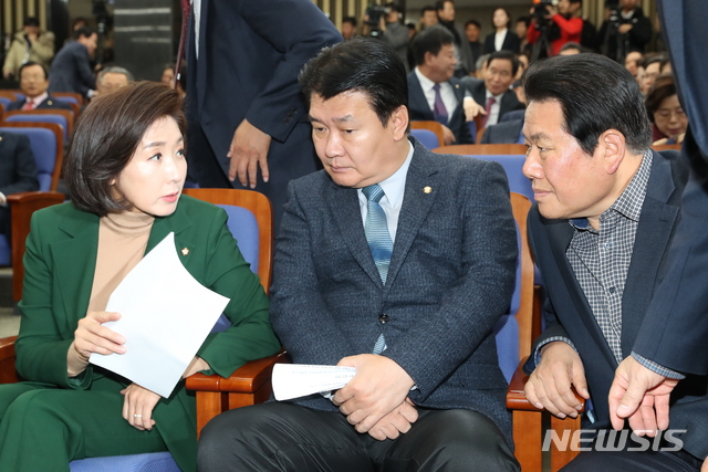 [서울=뉴시스] 고승민 기자 = 나경원 자유한국당 원내대표, 정용기 정책위의장, 정양석 원내수석부대표가 4일 서울 여의도 국회에서 열린 당 의원총회에서 대화하고 있다. 2019.12.04.kkssmm99@newsis.com
