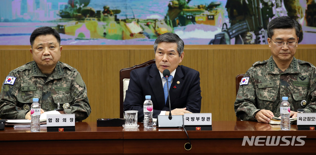 [서울=뉴시스]박주성 기자 = 정경두 국방부 장관이 4일 오전 서울 용산구 국방부에서 열린 '2019 연말 전군 주요지휘관 회의'에서 모두발언을 하고 있다.  이번 회의에는 박한기 합동참모의장, 서욱 육군참모총장, 심승섭 해군참모총장, 김준식 공군참모차장, 이승도 해병대사령관, 기찬수 병무청장 등 국방부, 합참, 각 군의 주요지휘관 및 참모, 국직기관, 병무청, 방위사업청의 주요직위자 등 150여 명이 참석했다. 2019.12.04. photo@newsis.com