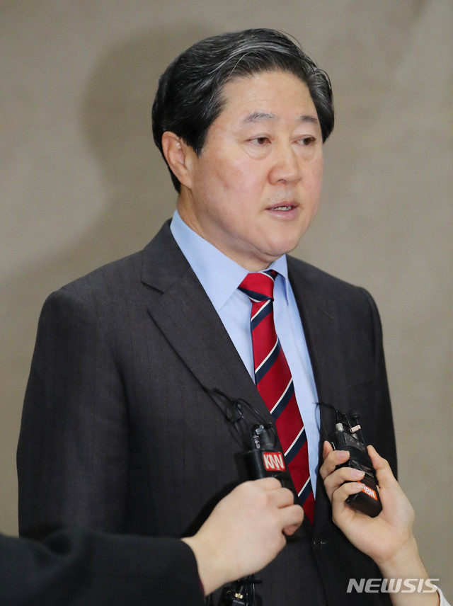 [서울=뉴시스] 장세영 기자 = 유기준 자유한국당 의원이 4일 오전 서울 여의도 국회 정론관에서 자유한국당 원내대표 경선 출마선언 기자회견을 하고 난 후 취재진의 질문에 답하고 있다. 2019.12.04. photothink@newsis.com