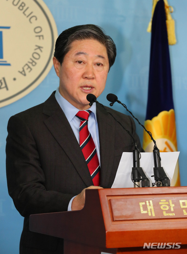 [서울=뉴시스] 장세영 기자 = 유기준 자유한국당 의원이 4일 오전 서울 여의도 국회 정론관에서 기자회견을 열고 자유한국당 원내대표 경선 출마선언을 하고 있다. 2019.12.04. photothink@newsis.com