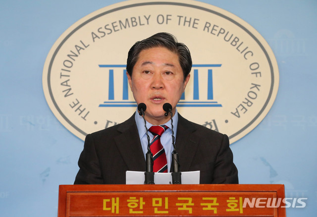 [서울=뉴시스] 장세영 기자 = 유기준 자유한국당 의원이 4일 오전 서울 여의도 국회 정론관에서 기자회견을 열고 자유한국당 원내대표 경선 출마선언을 하고 있다. 2019.12.04. photothink@newsis.com