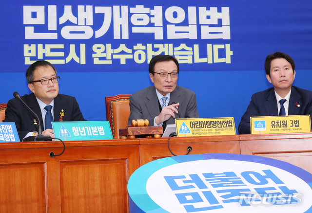 [서울=뉴시스] 장세영 기자 = 이해찬(가운데) 더불어민주당 대표가 4일 오전 서울 여의도 국회에서 열린 더불어민주당 최고위원회의에 참석해 모두발언을 하고 있다. 2019.12.04. photothink@newsis.com