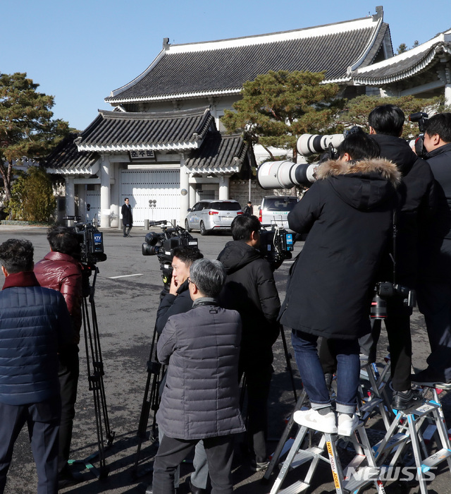 [서울=뉴시스]박영태 기자 = 4일 오전 검찰에서 유재수 전 부산시 경제부시장 감찰 무마 의혹과 관련해 청와대 민정수석실에 대한 압수수색을 시도하고 있는 것으로 알려진 가운데 취재진들이 청와대 춘추관 앞에서 연풍문을 바라보고 있다. 2019.12.04. since1999@newsis.com
