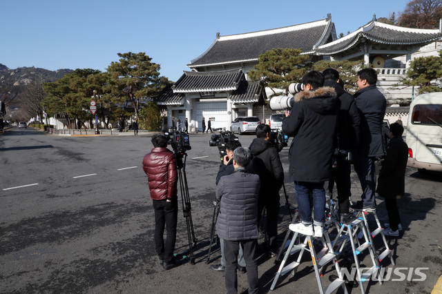 [서울=뉴시스]박영태 기자 = 유재수 전 부산시 경제부시장 감찰 무마 의혹을 수사 중인 검찰이 4일 오전 청와대 대통령 비서실 압수수색을 집행하고 있는 가운데 취재진들이 청와대 춘추관 앞에서 연풍문을 바라보고 있다. 2019.12.04.since1999@newsis.com