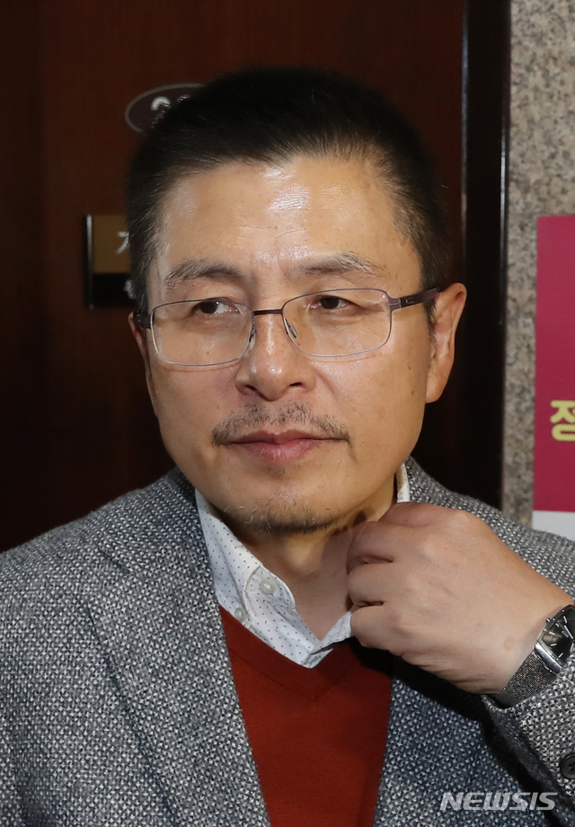 [서울=뉴시스] 고승민 기자 = 황교안 자유한국당 대표가 4일 서울 여의도 국회에서 나경원 원내대표를 만난 뒤 사무실을 나서고 있다. 황 대표는 나 원내대표에게 "고생 많았다. 당 살리는 일에 함께하자"고 말했다고 밝혔다. 2019.12.04. kkssmm99@newsis.com