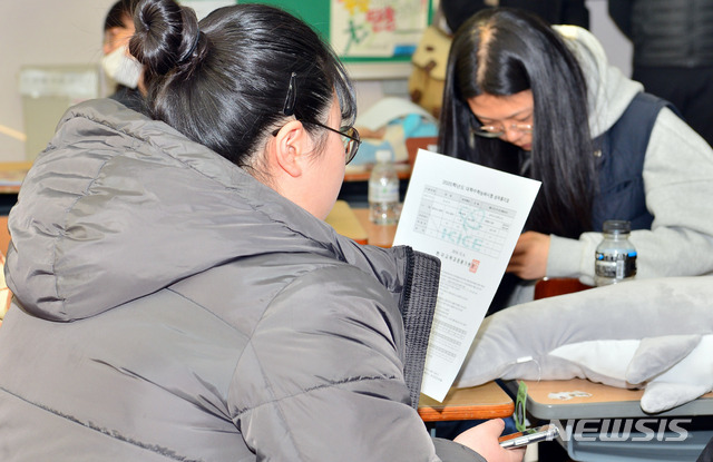 수능성적표 보는 광주지역 고3 수험생들. (사진=뉴시스DB)