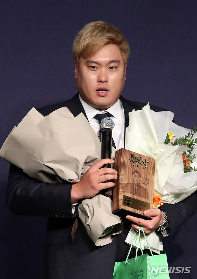 [서울=뉴시스]김선웅 기자 = LA다저스 류현진이 4일 서울 영등포구 여의도 콘래드 서울 호텔에서 열린 2019 조아제약 프로야구대상 시상식에서 특별상 수상 소감을 전하고 있다. 2019.12.04.&nbsp; mangusta@newsis.com