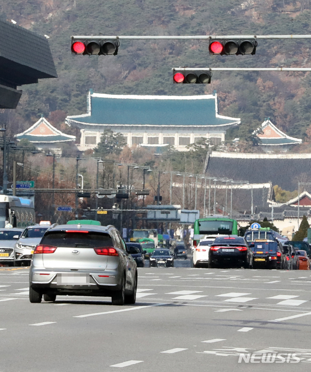 [서울=뉴시스] 전진환 기자 = 유재수 전 부산시 경제부시장 감찰무마 의혹을 수사 중인 검찰이 청와대를 압수수색한 4일 청와대가 보이는 광화문 인근의 신호등에 빨간불이 켜져 있다.&nbsp; 2019.12.04.&nbsp;&nbsp;&nbsp;&nbsp;&nbsp;&nbsp;&nbsp; amin2@newsis.com