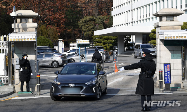 [서울=뉴시스] 고범준 기자 = 검찰이 청와대 압수수색에 나선 4일 청와대 연풍문 앞에 적막감이 흐르고 있다. 2019.12.04. photo@newsis.com