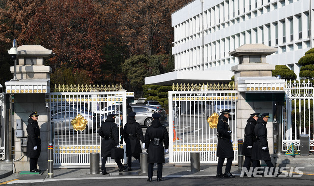 [서울=뉴시스] 고범준 기자 = 검찰이 청와대 압수수색에 나선 4일 청와대 연풍문 앞에 적막감이 흐르고 있다. 2019.12.04.&nbsp; photo@newsis.com