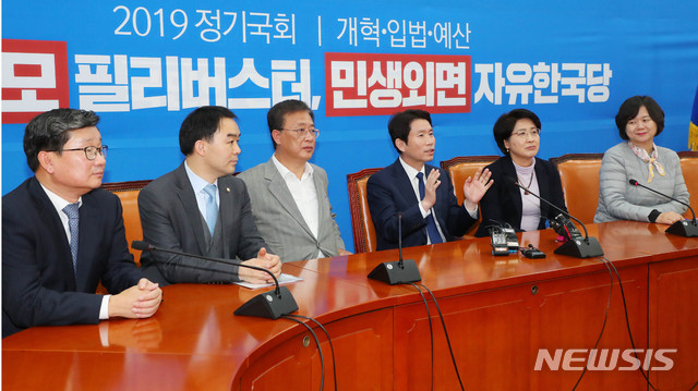 [서울=뉴시스] 장세영 기자 = 이인영(오른쪽 세번째) 더불어민주당 원내대표가 4일 오후 서울 여의도 국회 민주당 댕대표 회의실에서 열린 여야 4+1 회의에 참석해 발언을 하고 있다. 사진은 전해철(왼쪽 부터) 더불어민주당 의원, 채이배 바른미래당 의원, 유성엽 대안신당 창당준비위원장, 이인영 더불어민주당 원내대표, 박주현 민주평화당 의원, 이정미 정의당 의원. 2019.12.04. photothink@newsis.com