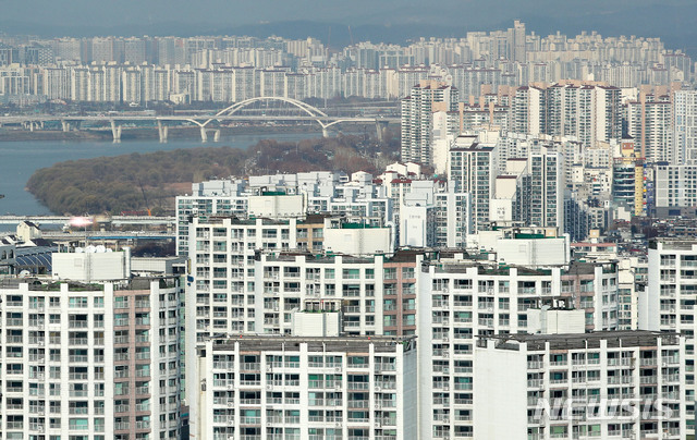 [서울=뉴시스]홍효식 기자 = 서울 송파구 롯데월드타워에서 바라본 서울 도심 아파트들이 즐비하다. 2019.12.04.   yesphoto@newsis.com