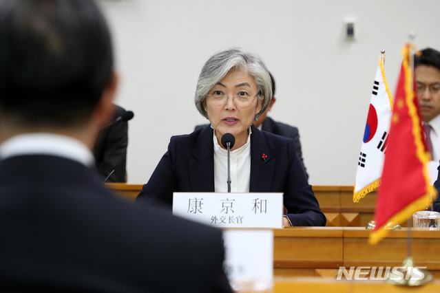 [서울=뉴시스] 이영환 기자 = 강경화 외교부 장관이 4일 오후 서울 종로구 외교부청사에서 왕이(王毅) 중국 외교 담당 국무위원 겸 외교부장과 회담을 하고 있다. 2019.12.04.  photo@newsis.com