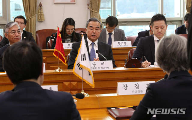 [서울=뉴시스] 이영환 기자 = 왕이(王毅) 중국 외교 담당 국무위원 겸 외교부장이 4일 오후 서울 종로구 외교부청사에서 강경화 장관과 회담을 하고 있다. 2019.12.04.  photo@newsis.com