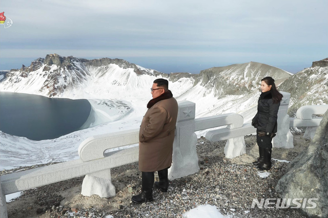 [서울=뉴시스]조선중앙TV는 김정은 국무위원장이 백두산에 올랐다고 4일 보도했다. (사진=조선중앙TV 캡처) 2019.12.04. photo@newsis.com