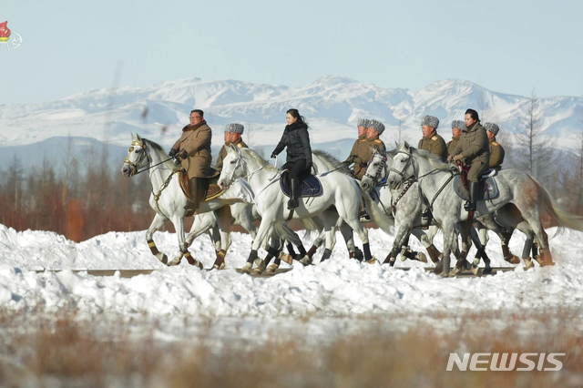 [서울=뉴시스]조선중앙TV는 김정은 국무위원장이 백두산에 올랐다고 4일 보도했다. (사진=조선중앙TV 캡처) 2019.12.04.&nbsp; photo@newsis.com