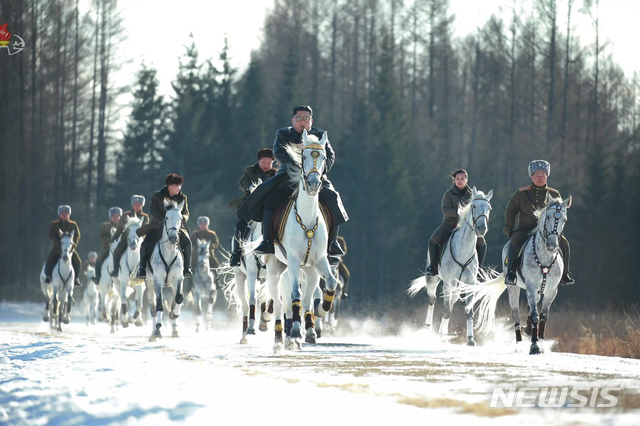 [서울=뉴시스]조선중앙TV는 김정은 국무위원장이 대홍단혁명전적지를 방문했다고 4일 보도했다. (사진=조선중앙TV 캡처) 2019.12.04. photo@newsis.com
