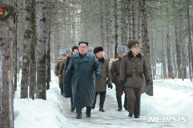 [서울=뉴시스]조선중앙TV는 김정은 국무위원장이 백두산지구 혁명전적지를 방문했다고 4일 보도했다. (사진=조선중앙TV 캡처) 2019.12.04. photo@newsis.com