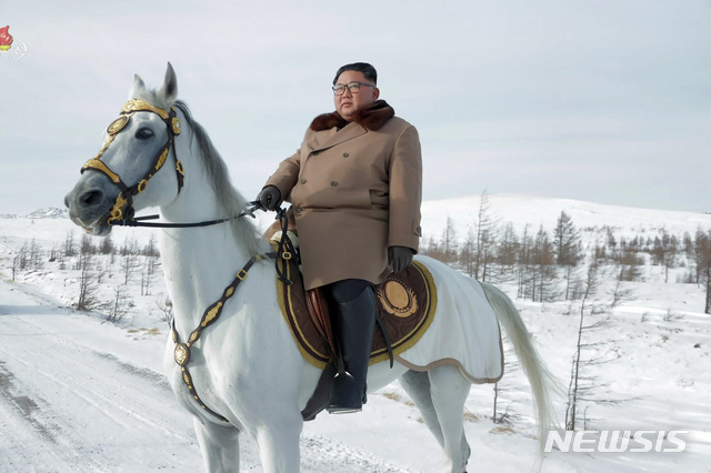 [서울=뉴시스]조선중앙TV는 김정은 국무위원장이 무두봉밀영, 간백산밀영, 대각봉밀영을 비롯한 백두산일대 혁명전적지를 방문했다고 4일 보도했다. (사진=조선중앙TV 캡처) 2019.12.04. photo@newsis.com