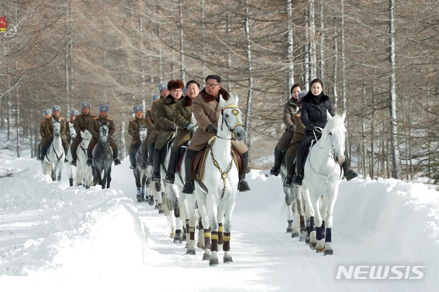 [서울=뉴시스]조선중앙TV는 김정은 국무위원장이 무두봉밀영, 간백산밀영, 대각봉밀영을 비롯한 백두산일대 혁명전적지를 방문했다고 지난해 12월4일 보도했다. (사진=조선중앙TV 캡처) 2020.02.18. photo@newsis.com