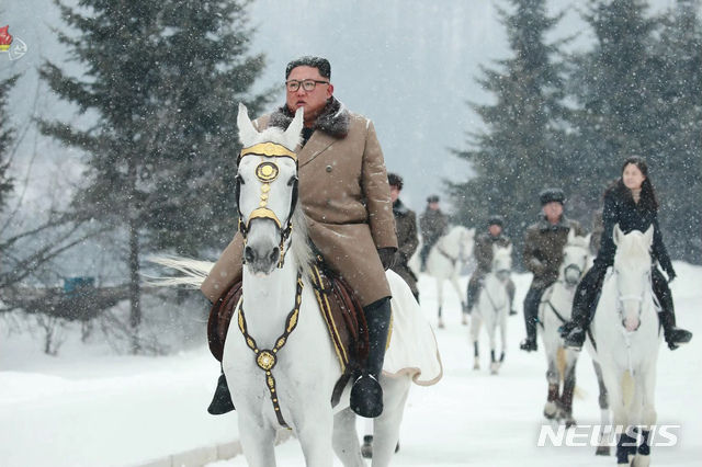 [서울=뉴시스]조선중앙TV는 김정은 국무위원장이 무두봉밀영, 간백산밀영, 대각봉밀영을 비롯한 백두산일대 혁명전적지를 방문했다고 4일 보도했다. (사진=조선중앙TV 캡처) 2019.12.04.&nbsp; photo@newsis.com