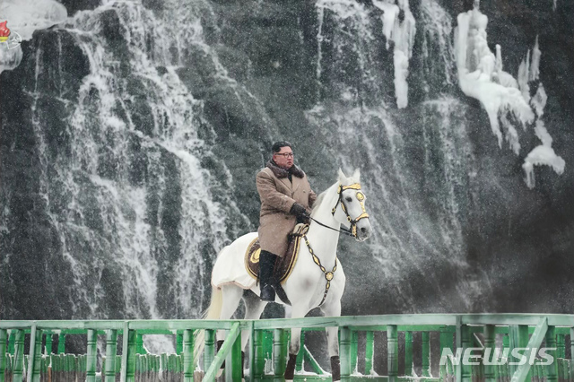 [서울=뉴시스]조선중앙TV는 김정은 국무위원장이 리명수로동자구를 방문했다고 4일 보도했다. (사진=조선중앙TV 캡처) 2019.12.04.&nbsp; photo@newsis.com