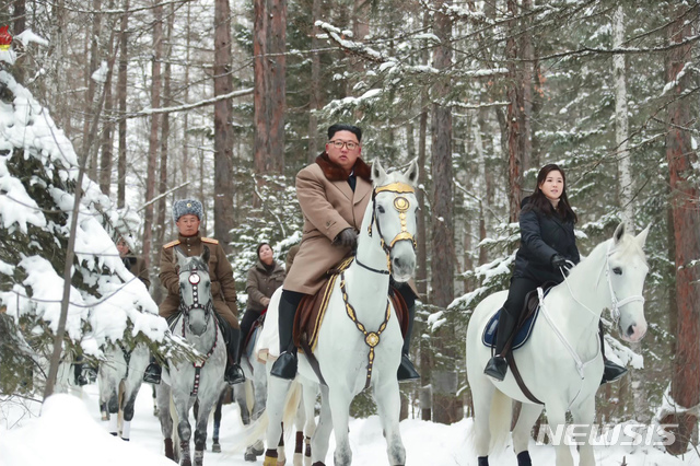 [서울=뉴시스]조선중앙TV는 김정은 국무위원장과 부인 리설주 여사가 백두산지구 혁명전적지 등을 시찰했다고 4일 보도했다. (사진=조선중앙TV 캡처) 2019.12.04. photo@newsis.com
