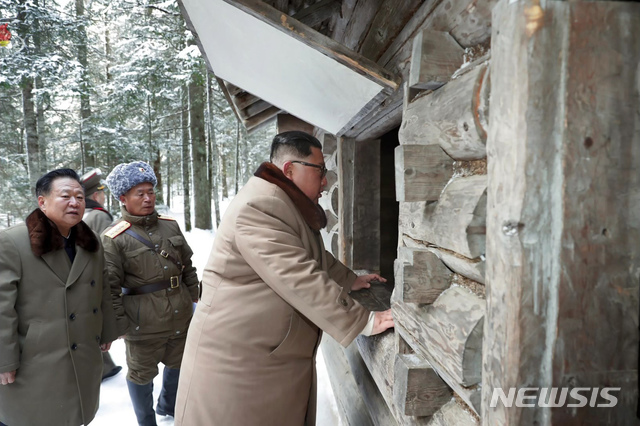 [서울=뉴시스]조선중앙TV는 김정은 국무위원장이 백두산밀영을 방문했다고 4일 보도했다. 김위원장은 이같은 상징조작을 통해 자신의 중대결심이 임박했음을 과시하고 있다. (사진=조선중앙TV 캡처) 2019.12.04. photo@newsis.com