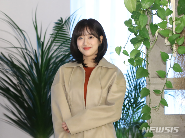 [서울=뉴시스]조수정 기자 = 배우 이나은(그룹 에이프릴 나은)이 MBC TV 드라마 '어쩌다 발견한 하루' 종영을 한 후 지난해 12월3일 오전 서울 성수동 카페 사이사에서 인터뷰에 앞서 포즈를 취하고 있다. 2019.12.05. chocrystal@newsis.com