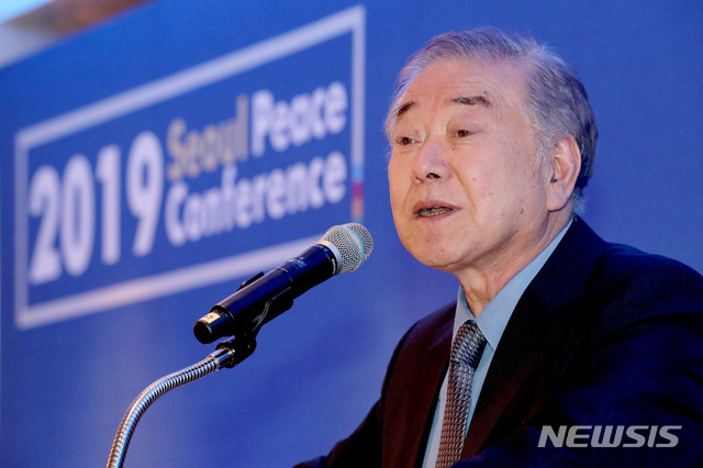 [서울=뉴시스]김병문 기자 = 문정인 대통령통일외교안보특별보좌관이 4일 오후 서울 중구 롯데호텔에서 열린 '2019 서울평화회의'에 참석해 발언을 하고 있다. 2019.12.04. dadazon@newsis.com