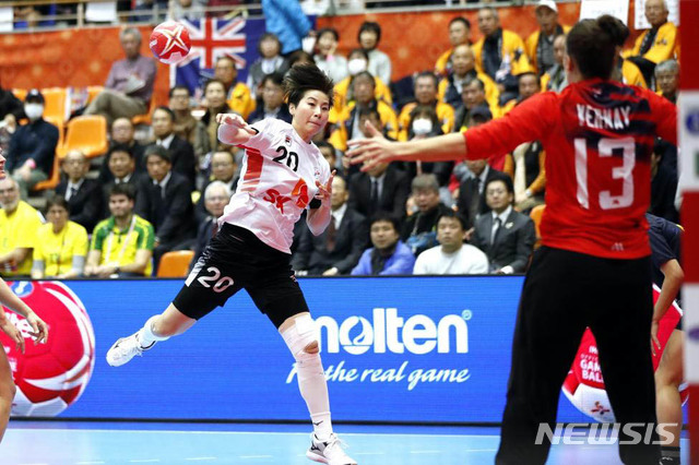[서울=뉴시스]김병문 기자 = 지난 2019년 12월4일 오후 일본 구마모토현 야마가 시립종합체육관에서 열린 제24회 세계여자핸드볼선수권대회 B조 조별리그 4차전 대한민국과 호주의 경기, 한국 권한나가 슛을 시도하고 있다. (사진=국제핸드볼연맹 제공) 2019.12.04.&nbsp; photo@newsis.com