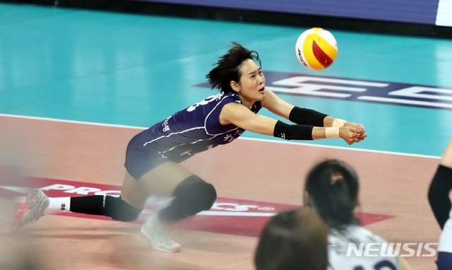 [서울=뉴시스] 이영환 기자 = 4일 오후 서울 중구 장충체육관에서 열린 도드람 2019-2020 V리그 여자부 GS칼텍스서울KIXX 배구단과 한국도로공사 하이패스 배구단의 경기, 한국도로공사 임명옥이 디그를 하고 있다. 2019.12.04.&nbsp;&nbsp;&nbsp;&nbsp; 20hwan@newsis.com