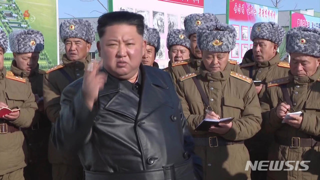 [서울=뉴시스]조선중앙TV는 김정은 국무위원장이 3일 함경북도 경성군 중평남새온실농장과 양묘장 조업식에 참석했다고 4일 보도했다. (사진=조선중앙TV 캡처) 2019.12.04.&nbsp; photo@newsis.com