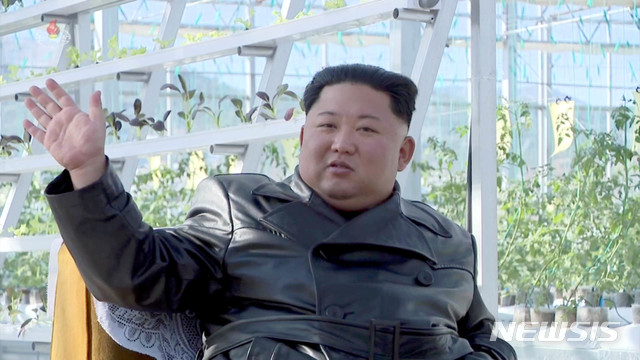 [서울=뉴시스]조선중앙TV는 김정은 국무위원장이 3일 함경북도 경성군 중평남새온실농장과 양묘장 조업식에 참석했다고 4일 보도했다. (사진=조선중앙TV 캡처) 2019.12.04. photo@newsis.com