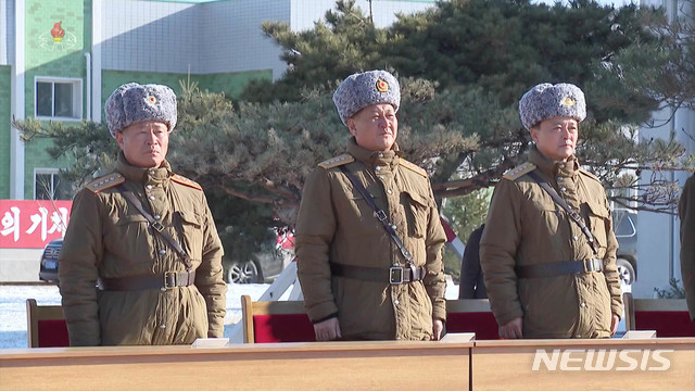 [서울=뉴시스]조선중앙TV는 김정은 국무위원장이 3일 함경북도 경성군 중평남새온실농장과 양묘장 조업식에 참석했다고 4일 보도했다. 사진 왼쪽부터 박정천 북한 인민군 총참모장, 김명식 해군사령관, 김광혁 항공 및 반항공군사령관. (사진=조선중앙TV 캡처) 2019.12.04. photo@newsis.com
