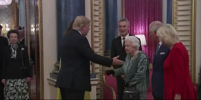 [서울=뉴시스] 영국 여왕 엘리자베스 2세가 3일(현지시간) 런던 버킹엄 궁에서 도널드 트럼프 미국 대통령 부부와 악수하는 동안 앤 공주(왼쪽)가 멀찍이 떨어져 있다. <사진출처: 동영상 캡처> 2019.12.05 