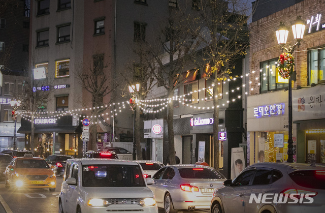 [서울=뉴시스]서울 서초구 서래마을 디자인 거리 야경. 2019.12.05. (사진=서초구 제공)