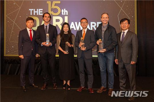 [서울=뉴시스] 지난 3일(현지시간) LA 인터콘티넨탈 센츄리시티 호텔에서 열린 ‘제15회 다리어워드(Dari Awards)’에서 수상자 및 시상자가 포즈를 취하고 있다.사진 왼쪽부터 김철민 한국콘텐츠진흥원 미국비즈니스센터장, 롭 웨이드(Rob Wade) 폭스 예능부문 사장, 트리샤 쿤래드(Tricia Coonrad) 컴캐스트 시니어 매니저, 심철민 넷마블 US 대표, 톰 퀸(Tom Quinn) 네온 대표, 박위진 LA 한국문화원장.(사진=한국콘텐츠진흥원 제공) 2019.12.5 photo@newsis.com